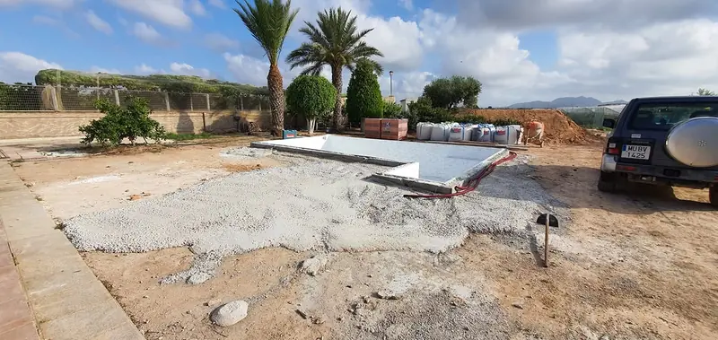 Piscina nueva con tarima efecto madera - antes