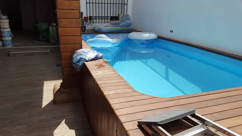 Piscina elevada en patio con revestimiento de madera - después